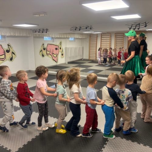 Wesołe zabawy – Zielonej Żaby zajęcia ruchowo -rozwijające z animatorem grupy młodsze